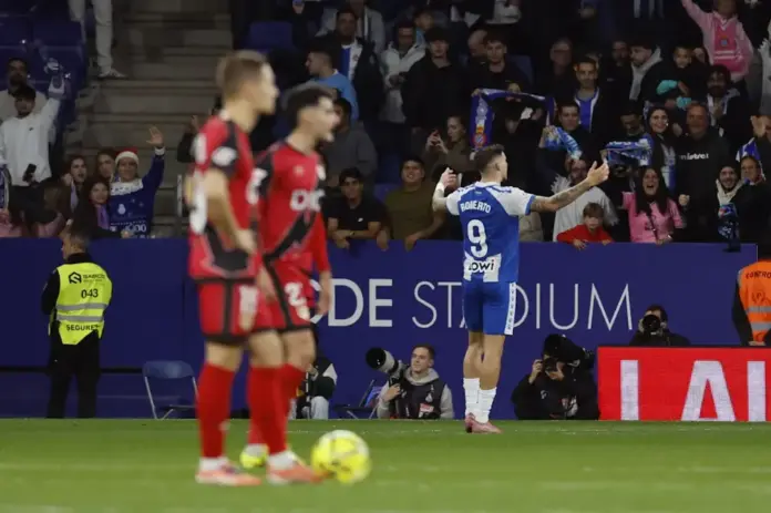 FOTOGRAFÍA. CORNELLÁ DE LLOBREGAT (BARCELONA) CATALUÑA (REINO DE ESPAÑA, 07 DE DICIEMBRE DE 2025. El delantero del Espanyol Roberto Fernández (d) celebra tras marcar ante el Rayo, durante el partido de LaLiga de fútbol que RCD Espayol y Rayo Vallecano disputaron en el RCDE Stadium, en Barcelona. Efe