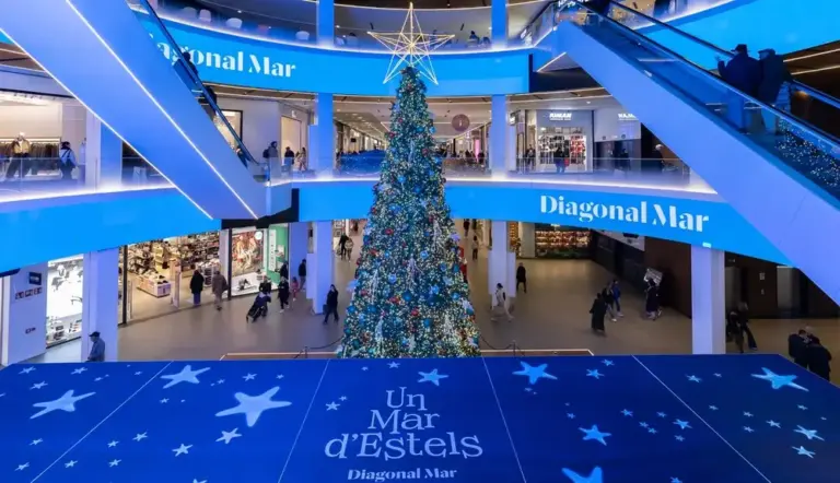 FOTOGRAFÍA. BARCELONA (CATALUÑA) REINO DE ESPAÑA, 11 DE DICIEMBRE DE 2025. Estas fiestas de Navidad, del fin de año 2025 y del año nuevo 2026, Diagonal Mar presenta su propuesta navideña de "Un Mar de Estrellas (un Mar d'Estels)", una iniciativa innovadora que transforma el Centro Comercial en un universo submarino iluminado por elementos mediterráneos como estrellas marinas, posidonia, algas y medusas, mediante proyecciones inmersivas. Lasvocesdelpueblo (Ñ Pueblo)