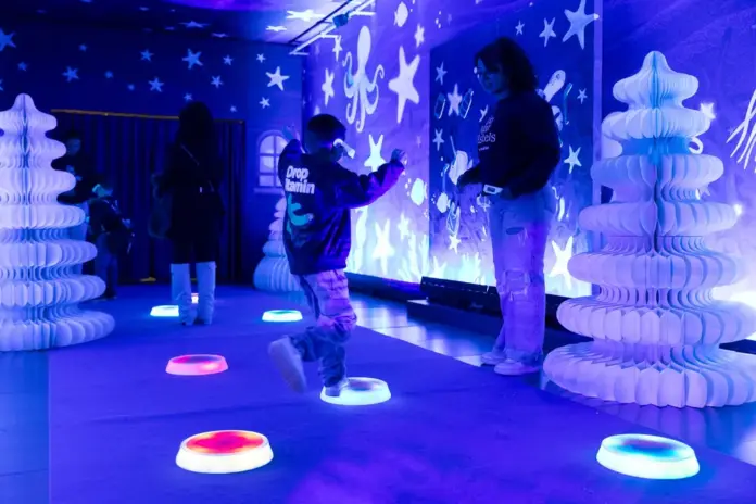 FOTOGRAFÍA. BARCELONA (CATALUÑA) REINO DE ESPAÑA, 11 DE DICIEMBRE DE 2025. Estas fiestas de Navidad, del fin de año 2025 y del año nuevo 2026, Diagonal Mar presenta su propuesta navideña de "Un Mar de Estrellas (un Mar d'Estels)", una iniciativa innovadora que transforma el Centro Comercial en un universo submarino iluminado por elementos mediterráneos como estrellas marinas, posidonia, algas y medusas, mediante proyecciones inmersivas. Lasvocesdelpueblo (Ñ Pueblo)