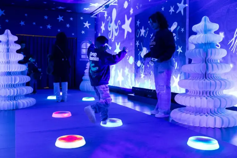 FOTOGRAFÍA. BARCELONA (CATALUÑA) REINO DE ESPAÑA, 11 DE DICIEMBRE DE 2025. Estas fiestas de Navidad, del fin de año 2025 y del año nuevo 2026, Diagonal Mar presenta su propuesta navideña de "Un Mar de Estrellas (un Mar d'Estels)", una iniciativa innovadora que transforma el Centro Comercial en un universo submarino iluminado por elementos mediterráneos como estrellas marinas, posidonia, algas y medusas, mediante proyecciones inmersivas. Lasvocesdelpueblo (Ñ Pueblo)