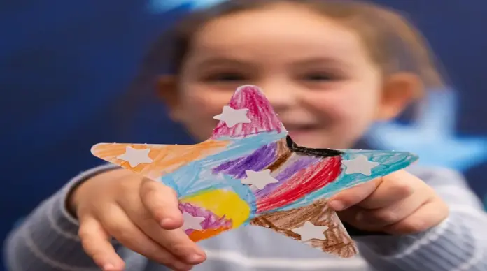 FOTOGRAFÍA. BARCELONA (CATALUÑA) REINO DE ESPAÑA, 11 DE DICIEMBRE DE 2025. Estas fiestas de Navidad, del fin de año 2025 y del año nuevo 2026, Diagonal Mar presenta su propuesta navideña de "Un Mar de Estrellas (un Mar d'Estels)", una iniciativa innovadora que transforma el Centro Comercial en un universo submarino iluminado por elementos mediterráneos como estrellas marinas, posidonia, algas y medusas, mediante proyecciones inmersivas. Lasvocesdelpueblo (Ñ Pueblo)