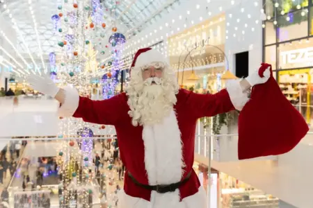 FOTOGRAFÍA. BARCELONA (CATALUÑA) REINO DE ESPAÑA, 11 DE DICIEMBRE DE 2025. Descenso de temperaturas y precipitaciones generalizadas este domingo. Estas fiestas de Navidad, del fin de año 2025 y del año nuevo 2026, Diagonal Mar presenta su propuesta navideña de "Un Mar de Estrellas (un Mar d'Estels)", una iniciativa innovadora que transforma el Centro Comercial en un universo submarino iluminado por elementos mediterráneos como estrellas marinas, posidonia, algas y medusas, mediante proyecciones inmersivas. Lasvocesdelpueblo (Ñ Pueblo)