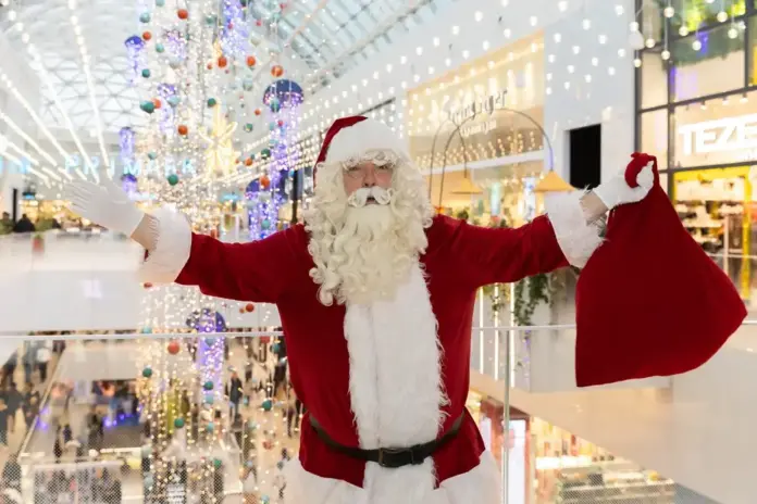 FOTOGRAFÍA. BARCELONA (CATALUÑA) REINO DE ESPAÑA, 11 DE DICIEMBRE DE 2025. Descenso de temperaturas y precipitaciones generalizadas este domingo. Estas fiestas de Navidad, del fin de año 2025 y del año nuevo 2026, Diagonal Mar presenta su propuesta navideña de "Un Mar de Estrellas (un Mar d'Estels)", una iniciativa innovadora que transforma el Centro Comercial en un universo submarino iluminado por elementos mediterráneos como estrellas marinas, posidonia, algas y medusas, mediante proyecciones inmersivas. Lasvocesdelpueblo (Ñ Pueblo)