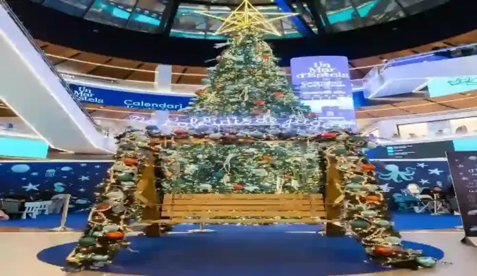 FOTOGRAFÍA. BARCELONA (CATALUÑA) REINO DE ESPAÑA, 11 DE DICIEMBRE DE 2025. chubascos. Estas fiestas de Navidad, del fin de año 2025 y del año nuevo 2026, Diagonal Mar presenta su propuesta navideña de "Un Mar de Estrellas (un Mar d'Estels)", una iniciativa innovadora que transforma el Centro Comercial en un universo submarino iluminado por elementos mediterráneos como estrellas marinas, posidonia, algas y medusas, mediante proyecciones inmersivas. Lasvocesdelpueblo (Ñ Pueblo)