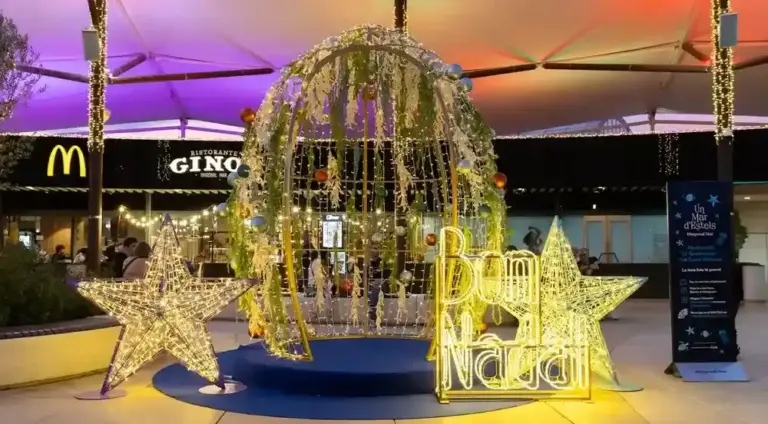 FOTOGRAFÍA. BARCELONA (CATALUÑA) REINO DE ESPAÑA, 11 DE DICIEMBRE DE 2025. Lluvias y nieve en entornos montañosos de España este lunes. Estas fiestas de Navidad, del fin de año 2025 y del año nuevo 2026, Diagonal Mar presenta su propuesta navideña de "Un Mar de Estrellas (un Mar d'Estels)", una iniciativa innovadora que transforma el Centro Comercial en un universo submarino iluminado por elementos mediterráneos como estrellas marinas, posidonia, algas y medusas, mediante proyecciones inmersivas. Lasvocesdelpueblo (Ñ Pueblo)