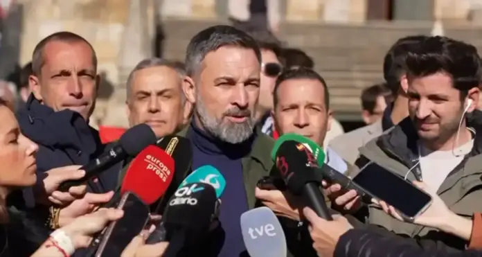 El PSOE actúa como una mafia que insulta a los extremeños FOTOGRAFÍA. GUADALUPE (EXTREMADURA) REINO DE ESPAÑA, 01 DE DICIEMBRE DE 2025. El presidente de VOX, Santiago Abascal Conde (c); junto al candidato de VOX a la Presidencia de la Junta de Extremadura, Óscar Fernández Calle (d); y al senador y cabeza de lista por Badajoz, Ángel Pelayo Gordillo (i); ofrece una rueda de prensa en la plaza de Santa María de Guadalupe —municipio y localidad española de la provincia de Cáceres, en la comunidad autónoma de Extremadura—, en marco de la campaña electoral de las Elecciones Extremadura 21D. Lasvocesdelpueblo (Ñ Pueblo)