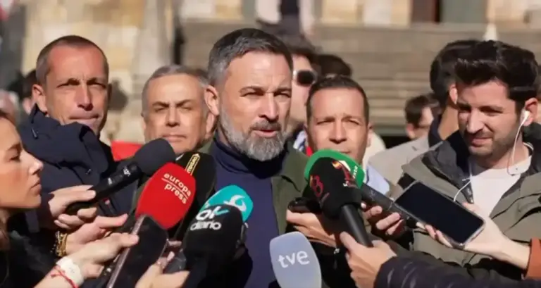 FOTOGRAFÍA. GUADALUPE (EXTREMADURA) REINO DE ESPAÑA, 01 DE DICIEMBRE DE 2025. El presidente de VOX, Santiago Abascal Conde (c); junto al candidato de VOX a la Presidencia de la Junta de Extremadura, Óscar Fernández Calle (d); y al senador y cabeza de lista por Badajoz, Ángel Pelayo Gordillo (i); ofrece una rueda de prensa en la plaza de Santa María de Guadalupe —municipio y localidad española de la provincia de Cáceres, en la comunidad autónoma de Extremadura—, en marco de la campaña electoral de las Elecciones Extremadura 21D. Lasvocesdelpueblo (Ñ Pueblo)