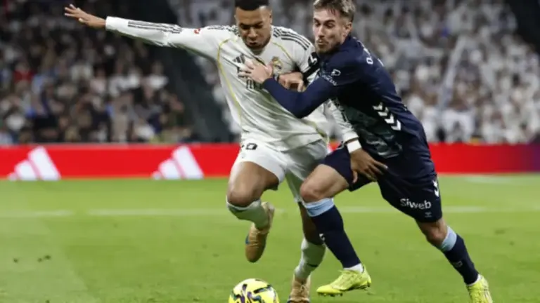 FOTOGRAFÍA. MADRID (REINO DE ESPAÑA), 07 DE DICEIMBRE DE 2025. El delantero del Real Madrid Gonzalo García se lamenta tras una ocasión fallada, durante el partido de LaLiga de fútbol que Real Madrid y Celta de Vigo disputaron en el estadio Santiago Bernabéu. Efe
