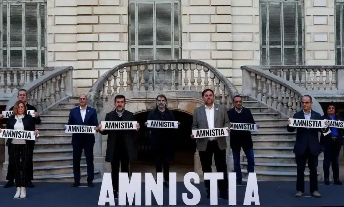 FOTOGRAFÍA. BARCELONA (CATALUÑA) REINO DE ESPAÑA. 01 DE FEBRERO DE 2021.- En la imagen, los indultados golpistas presos del PROCÉS Oriol Junqueras Vies (4d); "Los Jordis": Jordi Sànchez Picanyol (4i) y Jordi Cuixart Navarro (c); Raül Romeva Roure (3i); Josep Rull Andreu (3d); Joaquim Forn Chiariello (i); Jordi Turull Negre (2d); Carme Forcadell Lluís (2i); y Dolors Bassa Coll (d); durante la lectura de una declaración conjunta por la amnistía corrupta en un acto unitario organizado por la organización hispanófoba Ómnium Cultural, celebrado este lunes en Barcelona. Efe