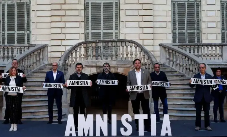 FOTOGRAFÍA. BARCELONA (CATALUÑA) REINO DE ESPAÑA. 01 DE FEBRERO DE 2021.- En la imagen, los indultados golpistas presos del PROCÉS Oriol Junqueras Vies (4d); "Los Jordis": Jordi Sànchez Picanyol (4i) y Jordi Cuixart Navarro (c); Raül Romeva Roure (3i); Josep Rull Andreu (3d); Joaquim Forn Chiariello (i); Jordi Turull Negre (2d); Carme Forcadell Lluís (2i); y Dolors Bassa Coll (d); durante la lectura de una declaración conjunta por la amnistía corrupta en un acto unitario organizado por la organización hispanófoba Ómnium Cultural, celebrado este lunes en Barcelona. Efe