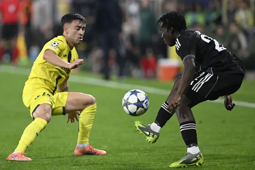 FOTOGRAFÍA. VILA-REAL (CASTELLÓN) COMUNIDAD VALENCIANA (REINO DE ESPAÑA), 10 DE DICIEMBRE DE 2025. El defensa del Copenhague Yoram Zague, y el centrocampista del Villarreal Alberto Moleiro, durante el partido correspondiente a la primera fase de la Liga de Campeones entre el Villarreal y el Copenhague, este miércoles en el Estadio de la Cerámica.- Efe