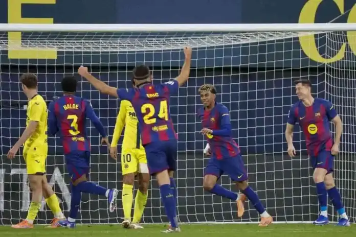 FOTOGRAFÍA. VILA-REAL 8CASTELLÓN) REINO DE ESPAÑA, 21 DE DICIEMBRE DE 2025. El Villarreal no puede con el Barça (0-2),FC Barcelona. El delantero del Barça Lamine Yamal (2d) celebra tras anotar el segundo gol de su equipo este domingo, durante el partido de la jornada 17 de LaLiga EA Sports, que disputaron Villarreal CF y el FC Barcelona en el Estadio de la Cerámica. Efe