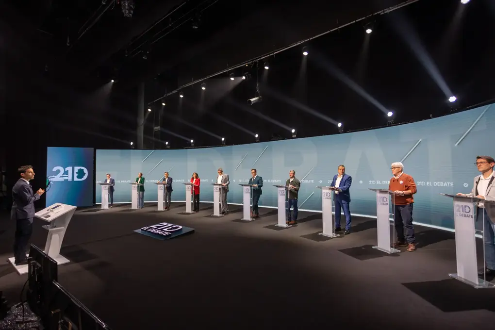 FOTOGRAFÍA. MÉRIDA (EXTTREMADURA), 11 DE DICEMBRE DE 2025. PP: "Pedro Sánchez es el tapado de VOX". Los candidatos y candidatas de las formaciones políticas que concurren a las elecciones extremeñas participan en un debate electoral organizado por Canal Extremadura, hoy jueves en Mérida. Efe