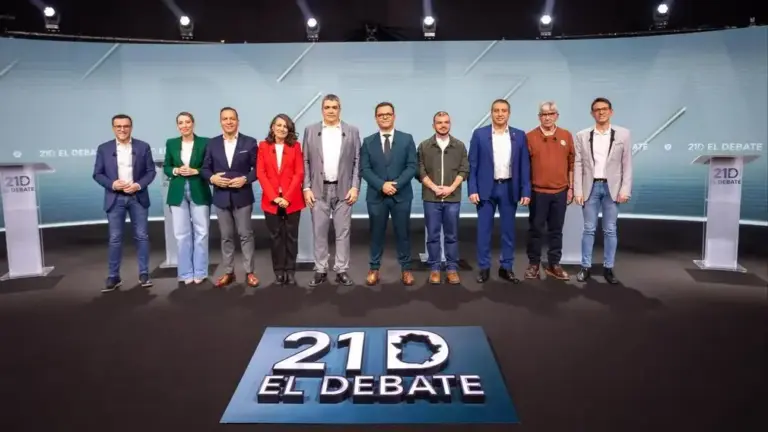 FOTOGRAFÍA. MÉRIDA (EXTTREMADURA), 11 DE DICEMBRE DE 2025. PP: "Pedro Sánchez es el tapado de VOX". Los candidatos y candidatas de las formaciones políticas que concurren a las elecciones extremeñas participan en un debate electoral organizado por Canal Extremadura, hoy jueves en Mérida. Efe
