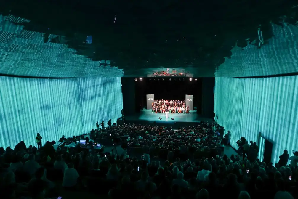 FOTOGRAFÍA. VILANUEVA DE LA SERENA (BADAJOZ) EXTREMADURA (REINO DE ESPAÑA), 03 DE DICIEMBRE DE 2025. Elecciones Extremadura 21D. El senador por Extremadura y candidato por Badajoz a la Asamblea de Extremadura, Ángel Pelayo Gordillo; protagoniza un multitudinario acto en el Palacio de Congresos de Villanueva de la Serena (Badajoz) Extremadura junto al candidato de VOX a presidir la Junta de Extremadura, Oscar Fernández Calle; y al presidente nacional de VOX y líder de Patriots of Europe, Santiago Abascal Conde. Pelayo denunció también la corrupción del Partido Socialista (PSOE), la complicidad del Partido Popular (PP) y la "traición" de la candidata socialista, WOKE y migracionista -con contrato de trabajo en el Partido Popular- María Guardiola Martín. Lasvocesdelpueblo (Ñ Pueblo)