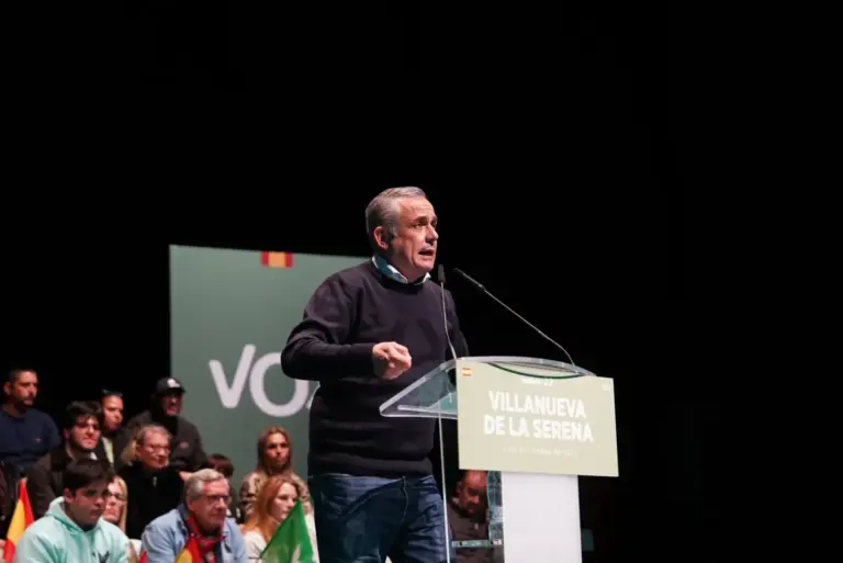 FOTOGRAFÍA. VILANUEVA DE LA SERENA (BADAJOZ) EXTREMADURA (REINO DE ESPAÑA), 03 DE DICIEMBRE DE 2025. Elecciones Extremadura 21D. El senador por Extremadura y candidato por Badajoz a la Asamblea de Extremadura, Ángel Pelayo Gordillo; protagoniza un multitudinario acto en el Palacio de Congresos de Villanueva de la Serena (Badajoz) Extremadura junto al candidato de VOX a presidir la Junta de Extremadura, Oscar Fernández Calle; y al presidente nacional de VOX y líder de Patriots of Europe, Santiago Abascal Conde. Pelayo denunció también la corrupción del Partido Socialista (PSOE), la complicidad del Partido Popular (PP) y la "traición" de la candidata socialista, WOKE y migracionista -con contrato de trabajo en el Partido Popular- María Guardiola Martín. Lasvocesdelpueblo (Ñ Pueblo)