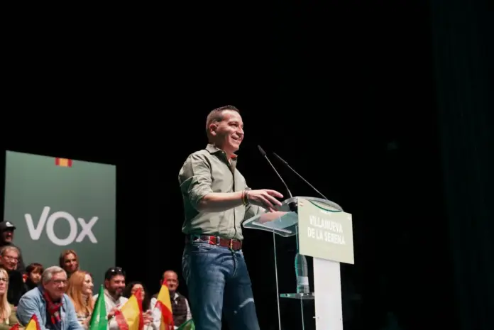 FOTOGRAFÍA. VILANUEVA DE LA SERENA (BADAJOZ) EXTREMADURA (REINO DE ESPAÑA), 03 DE DICIEMBRE DE 2025. Elecciones Extremadura 21D. El senador por Extremadura y candidato por Badajoz a la Asamblea de Extremadura, Ángel Pelayo Gordillo; protagoniza un multitudinario acto en el Palacio de Congresos de Villanueva de la Serena (Badajoz) Extremadura junto al candidato de VOX a presidir la Junta de Extremadura, Oscar Fernández Calle; y al presidente nacional de VOX y líder de Patriots of Europe, Santiago Abascal Conde. Pelayo denunció también la corrupción del Partido Socialista (PSOE), la complicidad del Partido Popular (PP) y la "traición" de la candidata socialista, WOKE y migracionista -con contrato de trabajo en el Partido Popular- María Guardiola Martín. Lasvocesdelpueblo (Ñ Pueblo)