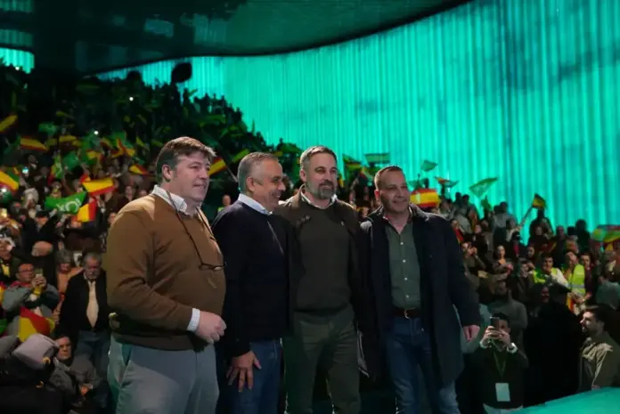 FOTOGRAFÍA. VILANUEVA DE LA SERENA (BADAJOZ) EXTREMADURA (REINO DE ESPAÑA), 03 DE DICIEMBRE DE 2025. Elecciones Extremadura 21D. El senador por Extremadura y candidato por Badajoz a la Asamblea de Extremadura, Ángel Pelayo Gordillo; protagoniza un multitudinario acto en el Palacio de Congresos de Villanueva de la Serena (Badajoz) Extremadura junto al candidato de VOX a presidir la Junta de Extremadura, Oscar Fernández Calle; y al presidente nacional de VOX y líder de Patriots of Europe, Santiago Abascal Conde. Pelayo denunció también la corrupción del Partido Socialista (PSOE), la complicidad del Partido Popular (PP) y la "traición" de la candidata socialista, WOKE y migracionista -con contrato de trabajo en el Partido Popular- María Guardiola Martín. Lasvocesdelpueblo (Ñ Pueblo)