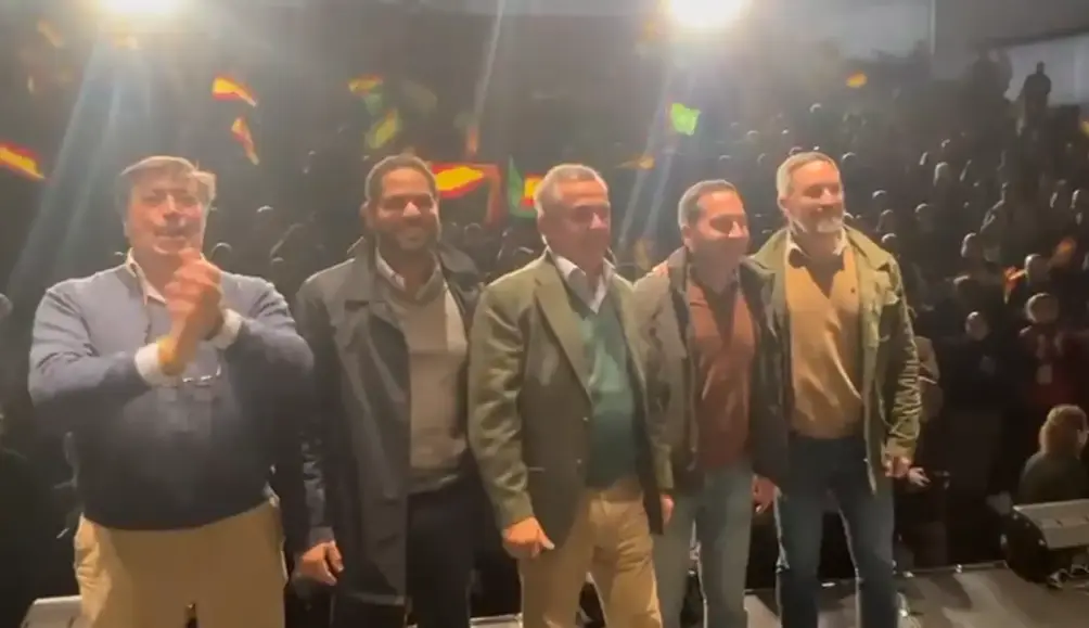 FOTOGRAFÍA. BADAJOZ (EXTREMADURA) REINO DE ESPAÑA, 19 DE DICIEMBRE DE 2025. PP y PSOE abandonaron Extremadura y se lo dieron todo al separatismo. El presidente de VOX, Santiago Abascal Conde (d); ha cerrado este viernes la campaña de las elecciones extremeñas del domingo en un acto celebrado en el Palacio de Congresos de Badajoz junto al candidato de VOX a la Junta de Extremadura, Óscar Fernández Calle (2d); el senador de VOX por Extremadura y cabeza de lista por Badajoz a la Asamblea de Extremadura, Ángel Pelayo Gordillo (c); el secretario general de VOX, Ignacio Garriga Vaz de Conceiçao (2i); los eurodiputados de VOX, liderados por Hermann Leopoldo Tertsch del Valle-Lersundi; la vicesecretaria Nacional de Organización Territorial y Relaciones Institucionales de VOX y diputada por Madrid al Congreso de los Diputados, María de la Cabeza Ruiz Solás; el presidente del Comité Ejecutivo Provincial de VOX en la provincia de Badajoz, Javier Bravo Arrobas (i); entre otros. Lasvocesdelpueblo (Ñ Pueblo)