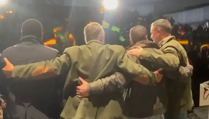 FOTOGRAFÍA. BADAJOZ (EXTREMADURA) REINO DE ESPAÑA, 19 DE DICIEMBRE DE 2025. PP y PSOE abandonaron Extremadura y se lo dieron todo al separatismo. El presidente de VOX, Santiago Abascal Conde (d); ha cerrado este viernes la campaña de las elecciones extremeñas del domingo en un acto celebrado en el Palacio de Congresos de Badajoz junto al candidato de VOX a la Junta de Extremadura, Óscar Fernández Calle (2d); el senador de VOX por Extremadura y cabeza de lista por Badajoz a la Asamblea de Extremadura, Ángel Pelayo Gordillo (2i); el secretario general de VOX, Ignacio Garriga Vaz de Conceiçao (i); los eurodiputados de VOX, liderados por Hermann Leopoldo Tertsch del Valle-Lersundi; la vicesecretaria Nacional de Organización Territorial y Relaciones Institucionales de VOX y diputada por Madrid al Congreso de los Diputados, María de la Cabeza Ruiz Solás; entre otros. Lasvocesdelpueblo (Ñ Pueblo)