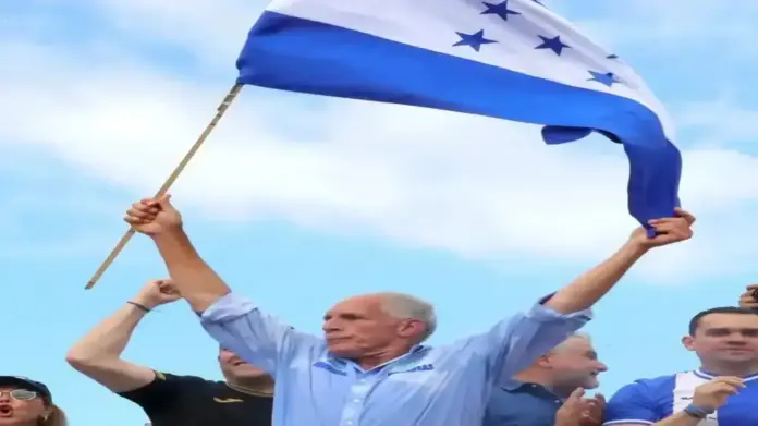 FOTOGRAFÍA. TEGUCIGALPA (HONDURAS), 08 DE NOVIEMBRE DE 2025. Detalle de una imagen del candidato patriota a la Presidencia de Honduras para la formación política Partido Nacional de Honduras, Nasry Juan Asfura Zablah, conocido como "Papi a La Orden" o "Tito Asfura", registrado durante un acto público de campaña electoral este sábado 8 de noviembre de 2025, en Tegucigalpa (Honduras). Efe