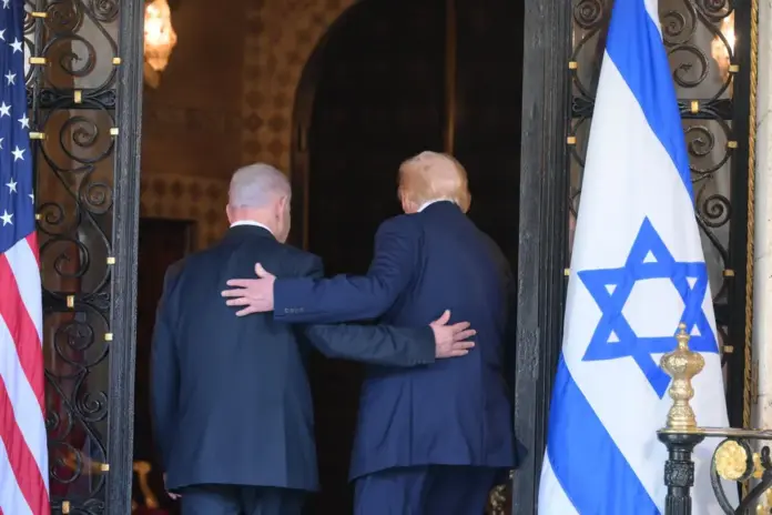 Emotiva visita de Netanyahu a EEUU junto al mejor amigo del pueblo israelí, EEUU y Israel, Netanyahu, Trump (1) FOTOGRAFÍA. MAR-LA-GO (MIAMI (FLORIDA) ESTADOS UNIDOS DE AMÉRICA (EEUU), 29 DE DICIEMBRE DE 2025. Nueva e histórica reunión entre el presidente de los Estados Unidos de América (EEUU) por la formación patriota Partido Republicano de EEUU, Donald John Trump; y el primer ministro de Israel por la formación patriota israelí Likud (literalmente en español "La Consolidación"), "Bibi" Benjamín Netanyahu; durante una visita al club Mar-a-Lago. Los secretarios del Estado de EEUU, Marco Antonio Rubio; y de Guerra de EEUU, Peter Hegseth, forman parte de la delegación estadounidense de la reunión entre Trump y Netanyahu en la residencia privada del líder del mundo libre en Mar-a-Lago (Estado de Florida). Al encuentro también asisten la jefa de gabinete de la Casa Blanca, Susie Wiles; el presidente del Estado Mayor Conjunto, Dan Caine; y los negociadores Steven Charles Witkoff (Steve Witkoff), y Jared Kushner. Lasvocesdelpueblo (Ñ Pueblo)