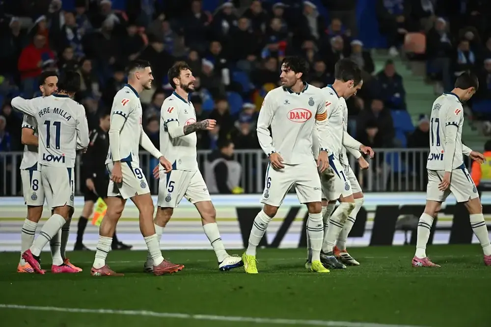 FOTOGRAFÍA. GETAFE (COMUNIDAD DE MADRID) REINO DE ESPAÑA, 13 DE DICIEMBRE DE 2025. El defensa del Espanyol Leandro Cabrera (3d) celebra tras anotar el 0-1 durante el encuentro correspondiente a la jornada 16 de Laliga EA Sports que disputaron Getafe y Espanyol en el Coliseum de Getafe. Efe