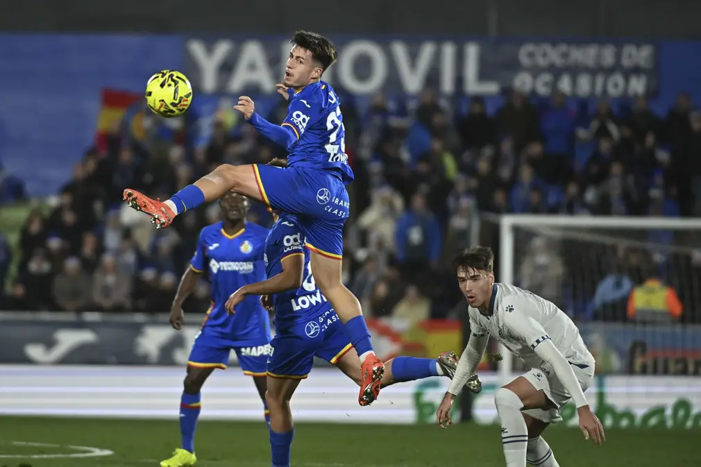 FOTOGRAFÍA. GETAFE (COMUNIDAD DE MADRID) REINO DE ESPAÑA, 13 DE DICIEMBRE DE 2025. El delantero del Getafe, Adrián Liso (i), disputa el balón ante el jugador del Espanyol durante el encuentro correspondiente a la jornada 16 de Laliga EA Sports que disputan Getafe y Espanyol en el Coliseum de Getafe. Efe