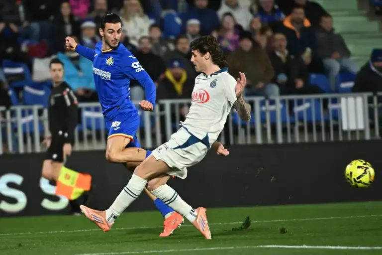 FOTOGRAFÍA. GETAFE (COMUNIDAD DE MADRID) REINO DE ESPAÑA, 13 DE DICIEMBRE DE 2025. El defensa del Getafe, Juan Iglesias (i), disputa el balón ante el defensa del Espanyol, Carlos Romero, durante el encuentro correspondiente a la jornada 16 de Laliga EA Sports que disputan Getafe y Espanyol en el Coliseum de Getafe. Efe