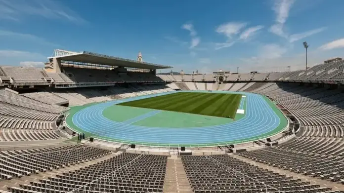 FOTOGRAFÍA. BARCELONA (CATALUÑA) REINO DE ESPAÑA, 15 DE DICIEMBRE DE 2025. El Pleno del distrito Sants-Montjuïc debate sobre retirada del asesino Lluís Companys Jover, expresidente del Govern de la Generalitat de Catalunya por Esquerra Republicana de Catalunya (ERC) del estadio Olímpico "por su complicidad en miles de asesinatos" y sobre honrar la memoria de Juan Antonio Samaranch, gracias a una iniciativa de VOX. Lasvocesdelpueblo (Ñ Pueblo)