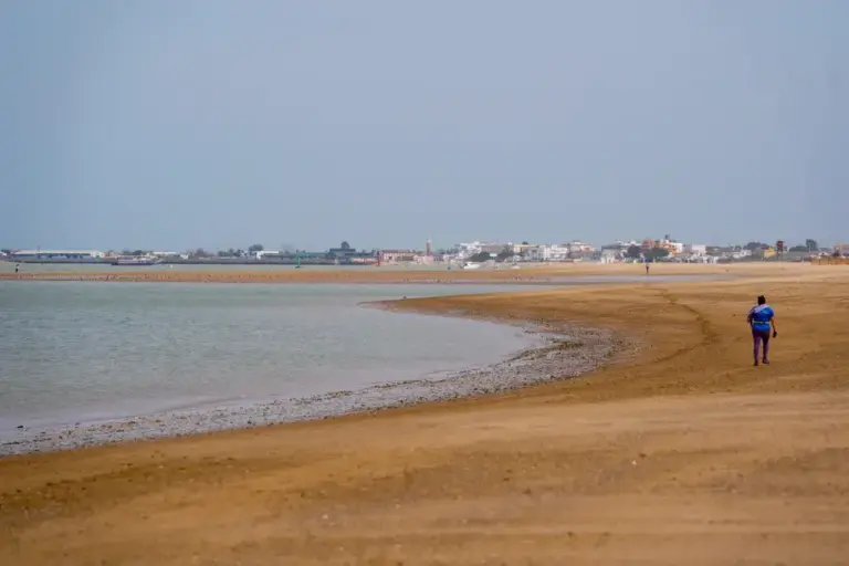 FOTOGRAFÍA. CÁDIZ (ANDALUCÍA) REINO DE ESPAÑA, 13 DE MARZO DE 2025. Estuario del Guadalquivir y ríos Guadiamar y su afluente Agrio. Vista de la desembocadura del río Guadalquivir en Sanlúcar de Barrameda (Cádiz). Efe