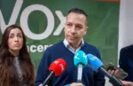 FOTOGRAFÍA. CÁCERES (EXTREMADURA) REINO DE ESPAÑA, 08 DE DICIEMBRE DE 2025. Elecciones Extremadura 21D. El candidato de VOX a la Presidencia de la Junta de Extremadura en los comicios autonómicos del próximo 21 de diciembre, Óscar Fernández Calle, ha sido registrado este lunes durante una rueda de prensa en la sede regional de la gente obrera y patriota en Cáceres. Lasvocesdelpueblo (Ñ pueblo)