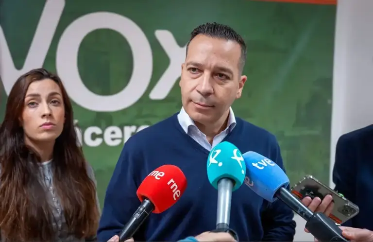 FOTOGRAFÍA. CÁCERES (EXTREMADURA) REINO DE ESPAÑA, 08 DE DICIEMBRE DE 2025. Elecciones Extremadura 21D. El candidato de VOX a la Presidencia de la Junta de Extremadura en los comicios autonómicos del próximo 21 de diciembre, Óscar Fernández Calle, ha sido registrado este lunes durante una rueda de prensa en la sede regional de la gente obrera y patriota en Cáceres. Lasvocesdelpueblo (Ñ pueblo)