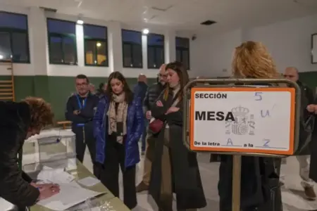 FOTOGRAFÍA. MÉRIDA (EXTREMADURA) REINO DE ESPAÑA, 19 DE DICIEMBRE DE 2025. Extremadura elige a sus 65 representantes este domingo. Constitución de mesas electorales en el Colegio Suárez Somonte en Mérida para las Elecciones Extremadura 21D, este domingo. Efe