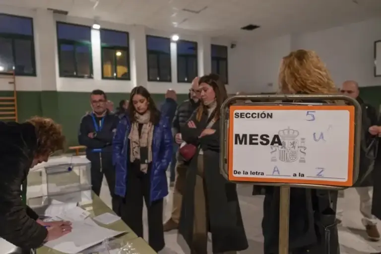 FOTOGRAFÍA. MÉRIDA (EXTREMADURA) REINO DE ESPAÑA, 19 DE DICIEMBRE DE 2025. Extremadura elige a sus 65 representantes este domingo. Constitución de mesas electorales en el Colegio Suárez Somonte en Mérida para las Elecciones Extremadura 21D, este domingo. Efe