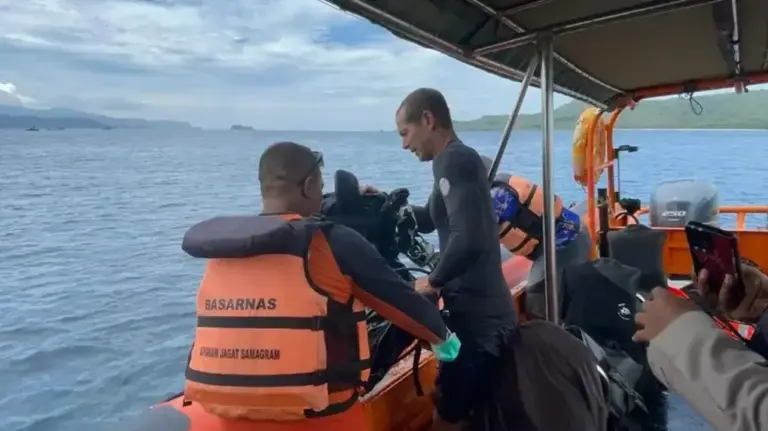 FOTOGRAFÍA. PADAR (INDONESIA), 30 DE DICIEMBRE DE 2025. Indonesia inicia la quinta jornada de búsqueda de españoles desaparecidos. Imagen cedida por el Equipo de Búsqueda y Rescate de Indonesia (SAR) de las tareas de búsqueda de los equipos de rescate de Indonesia que ampliaron el área de búsqueda del español y tres de sus hijos desaparecidos desde el viernes tras el naufragio de una embarcación en aguas de la isla de Padar, al este de Bali. Equipo de Búsqueda y Rescate de Indonesia/Efe