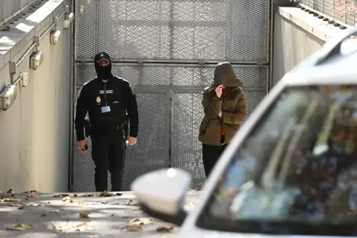 Grupo criminal Nosotros Tres de Leire Díez cobraba sobrecostes del 50% (1) FOTOGRAFÍA. MADRID (REINO DE ESPAÑA), 14 DE DICIEMBRE DE 2025. La militante y líder de los "fontaneros" del Partido Socialista (PSOE), María Leire Díez Castro (Leire Díez), a su salida del aparcamiento de la Audiencia Nacional tras los interrogatorios de este sábado, 13 de diciembre de 2025. Efe