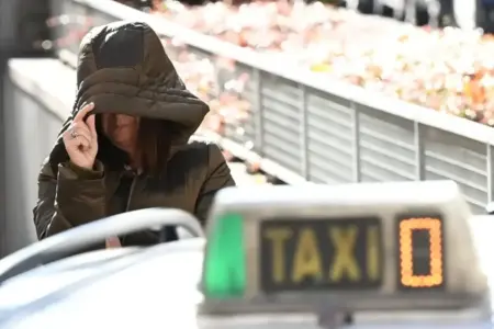 FOTOGRAFÍA. MADRID (REINO DE ESPAÑA), 14 DE DICIEMBRE DE 2025. La militante y líder de los "fontaneros" del Partido Socialista (PSOE), María Leire Díez Castro (Leire Díez), a su salida del aparcamiento de la Audiencia Nacional tras los interrogatorios de este sábado, 13 de diciembre de 2025. Efe