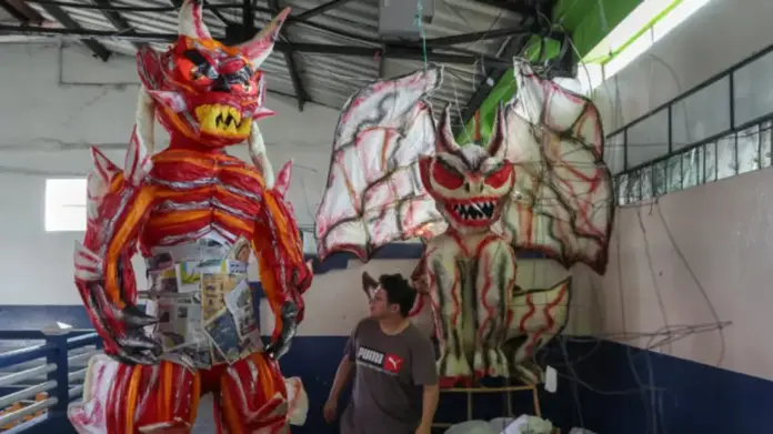 FOTOGRAFÍA. CIUDAD DE GUATEMALA (GUATEMALA), 04 DE DICIEMBRE DE 2025. Guatemala conmemora el triunfo de la Virgen de Concepción sobre Satanás con una «quema del diablo». Imagen de una venta de piñatas este jueves, en Ciudad de Guatemala (Guatemala). Efe