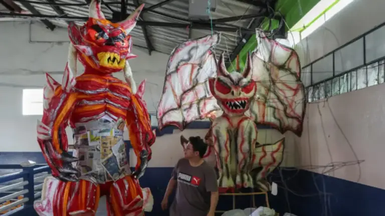 FOTOGRAFÍA. CIUDAD DE GUATEMALA (GUATEMALA), 04 DE DICIEMBRE DE 2025. Guatemala conmemora el triunfo de la Virgen de Concepción sobre Satanás con una «quema del diablo». Imagen de una venta de piñatas este jueves, en Ciudad de Guatemala (Guatemala). Efe