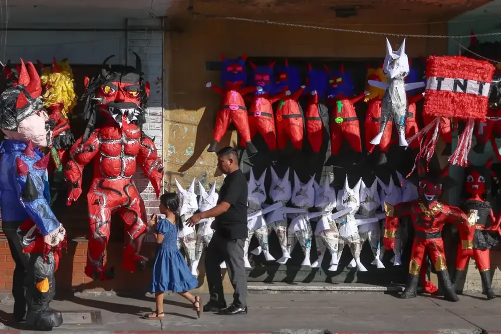 FOTOGRAFÍA. CIUDAD DE GUATEMALA (GUATEMALA), 04 DE DICIEMBRE DE 2025. Guatemala conmemora el triunfo de la Virgen de Concepción sobre Satanás con una «quema del diablo». Imagen de una venta de piñatas este jueves, en Ciudad de Guatemala (Guatemala). Efe
