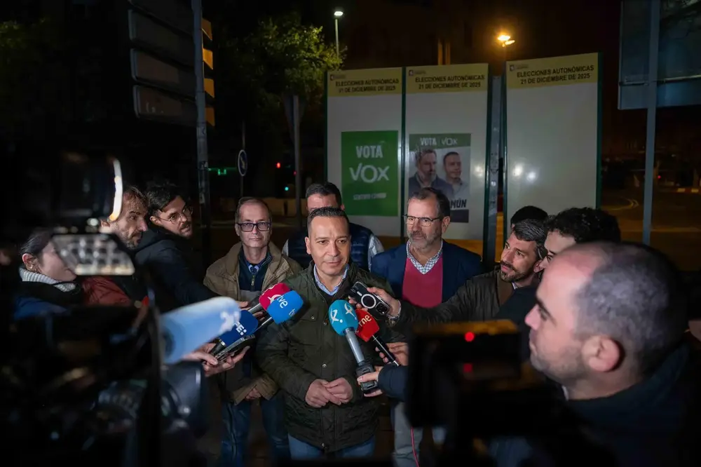 FOTOGRAFÍA. CÁCERES (EXTREMADURA) REINO DE ESPAÑA, 04 DE DICIEMBRE DE 2025. Arranca la campaña Elecciones Extremadura 21D. Desde la avenida de Alemania, en Cáceres, exhibiendo "Vota VOX" bajo lema "sentido común", junto a una foto del presidente de Patriots of Europe y de líder nacional de esta formación de las clases obreras y patriotismo español, Santiago Abascal Conde; y el candidato Óscar Fernández Calle, la apuesta de la calle Bambú 12 de Madrid (sede nacional de VOX) ha asegurado que su partido da el pistoletazo de salida a estas elecciones "con enorme ánimo y con muchísima ilusión", destacando que "miles de extremeños" respaldarán el proyecto de VOX para poner fin al nefasto bipartidismo corrupto PP-PSOE. Lasvocesdelpueblo (Ñ Pueblo)