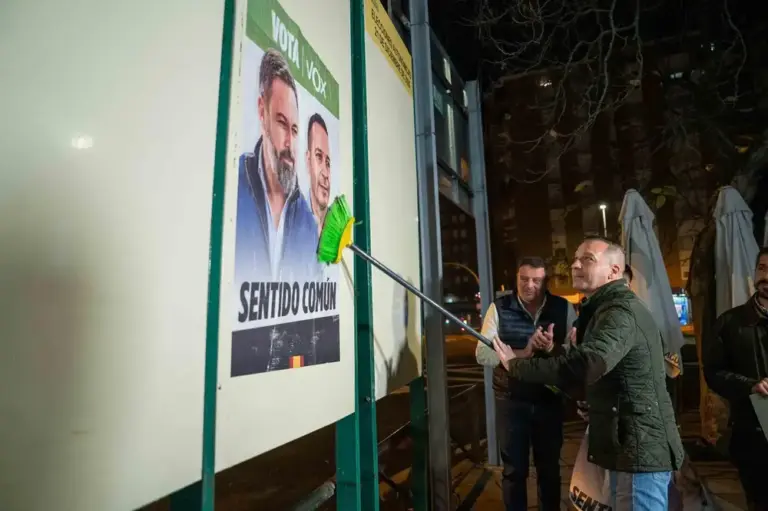 FOTOGRAFÍA. CÁCERES (EXTREMADURA) REINO DE ESPAÑA, 04 DE DICIEMBRE DE 2025. Arranca la campaña Elecciones Extremadura 21D. Desde la avenida de Alemania, en Cáceres, exhibiendo "Vota VOX" bajo lema "sentido común", junto a una foto del presidente de Patriots of Europe y de líder nacional de esta formación de las clases obreras y patriotismo español, Santiago Abascal Conde; y el candidato Óscar Fernández Calle, la apuesta de la calle Bambú 12 de Madrid (sede nacional de VOX) ha asegurado que su partido da el pistoletazo de salida a estas elecciones "con enorme ánimo y con muchísima ilusión", destacando que "miles de extremeños" respaldarán el proyecto de VOX para poner fin al nefasto bipartidismo corrupto PP-PSOE. Lasvocesdelpueblo (Ñ Pueblo)