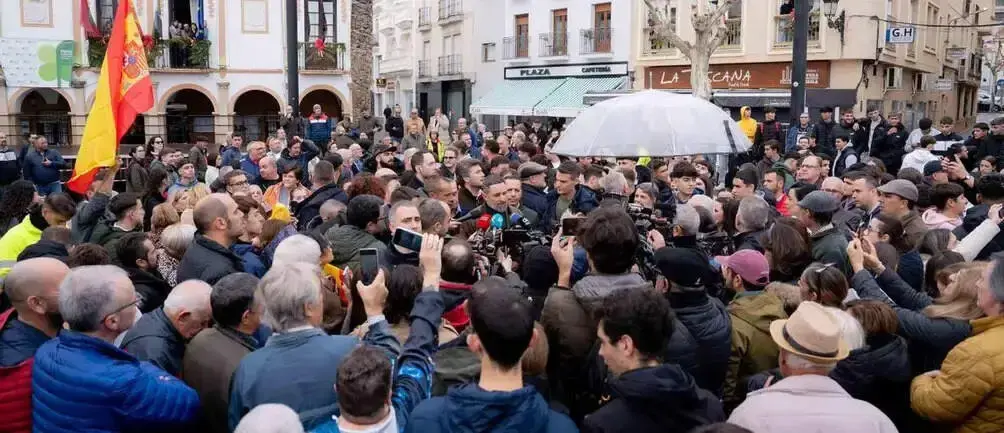 FOTOGRAFÍA. MONTIJO (BADAJOZ) EXTREMADURA (REINO DE ESPAÑA), 05 DE DICIEMBRE DE 2025. Campaña Elecciones Extremadura 21D. El presidente de Patriots of Europe y de VOX, Santiago Abascal Conde (c); ofrece una rueda de prensa en Montijo (Badajoz), junto al candidato de VOX a la presidencia de la Junta de Extremadura, Óscar Fernández Calle (c-d); y el cabeza de lista por Badajoz a la Asamblea de Extremadura y actual senador por Extremadura al Senado, Ángel Pelayo Gordillo (c-i). Lasvocesdelpueblo (Ñ Pueblo)