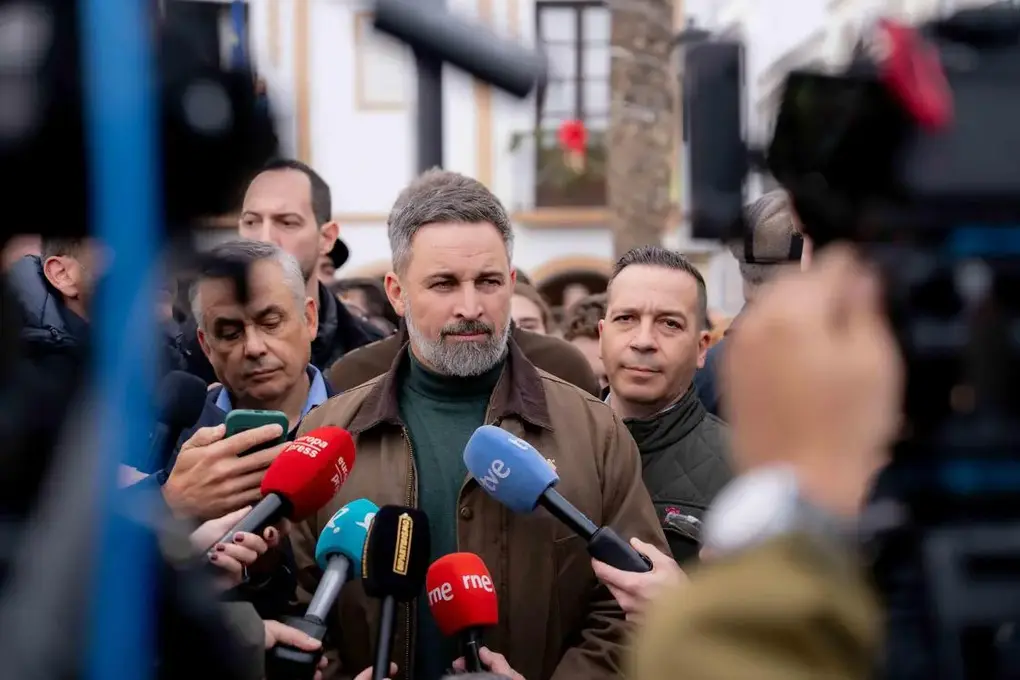 FOTOGRAFÍA. MONTIJO (BADAJOZ) EXTREMADURA (REINO DE ESPAÑA), 05 DE DICIEMBRE DE 2025. Campaña Elecciones Extremadura 21D. El presidente de Patriots of Europe y de VOX, Santiago Abascal Conde (c); ofrece una rueda de prensa en Montijo (Badajoz), junto al candidato de VOX a la presidencia de la Junta de Extremadura, Óscar Fernández Calle (c-d); y el cabeza de lista por Badajoz a la Asamblea de Extremadura y actual senador por Extremadura al Senado, Ángel Pelayo Gordillo (c-i). Lasvocesdelpueblo (Ñ Pueblo)