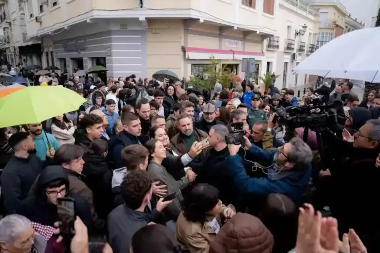 FOTOGRAFÍA. MONTIJO (BADAJOZ) EXTREMADURA (REINO DE ESPAÑA), 05 DE DICIEMBRE DE 2025. Campaña Elecciones Extremadura 21D. El presidente de Patriots of Europe y de VOX, Santiago Abascal Conde (c); ofrece una rueda de prensa en Montijo (Badajoz), junto al candidato de VOX a la presidencia de la Junta de Extremadura, Óscar Fernández Calle (c-d); y el cabeza de lista por Badajoz a la Asamblea de Extremadura y actual senador por Extremadura al Senado, Ángel Pelayo Gordillo (c-i). Lasvocesdelpueblo (Ñ Pueblo)