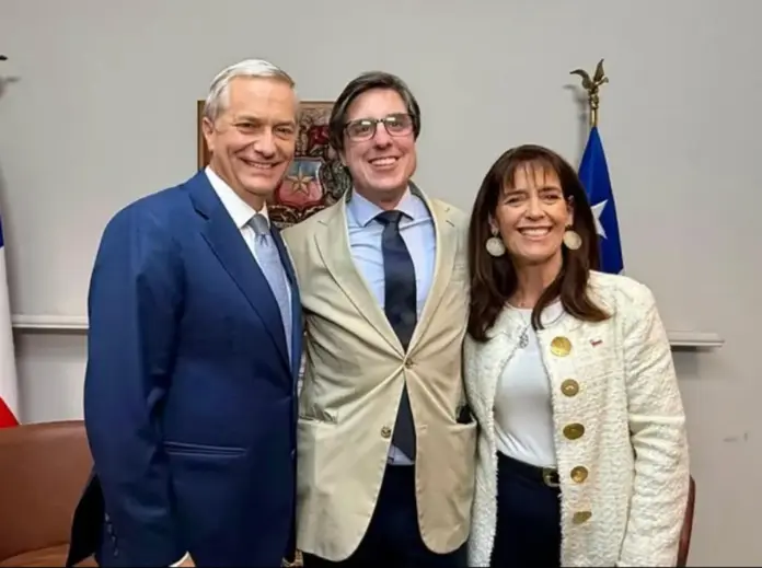 Fundación Disenso,Patriots of Europe,VOX, Jorge Martín Frías, Chile, José Antonio Kast, María Pía Adriasola FOTOGRAFÍA. SANTIAGO DE CHILE (CHILE), 15 DE DICIEMBRE DE 2025. El director de la Fundación Disenso y eurodiputado del Grupo Patriots of Europe por VOX España, Jorge Martín Frías (c); junto al líder del partido patriota chileno Partido Republicano de Chile (PRC) y presidente electo de Chile, José Antonio Kast (i); y la futura primera dama de Chile, mujer de Kast y abogada patriota, María Pía Adriasola (d); este lunes celebrando la aplastante victoria de Kast en las urnas frente a la candidata de la ultraizquierda (Partido Comunista de Chile), Jeannette Alejandra Jara Román (Jeannette Jara). Estuvo también presente, el eurodiputado y vicepresidente de Patriots of Europe por VOX España, Hermann Leopoldo Tertsch del Valle-Lersundi (Hermann Tertsch). Lasvocesdelpueblo (Ñ Pueblo)