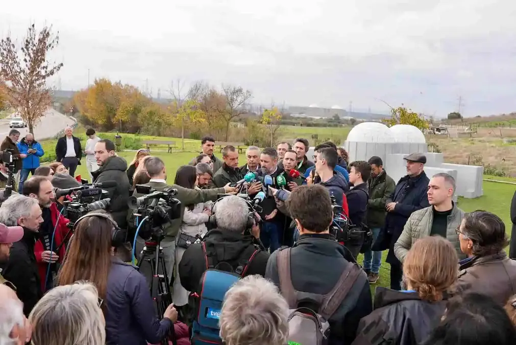 FOTOGRAFÍA. ALMARAZ (CÁCERES) EXTREMADURA (REINO DE ESPAÑA), 13 DE DICIEMBRE DE 2025. Elecciones Extremadura 21D | Corrupción Sánchez: Cada día noticia increíble y delirante. El presidente de Patriots of Europe y líder nacional de VOX, Santiago Abascal Conde ( c); junto al candidato de VOX a la Presidencia de la Junta de Extremadura, Óscar Fernández Calle; y el senador de VOX por Extremadura y cabeza de lista por Badajoz a la Asamblea de Extremadura, Ángel Pelayo Gordillo; atiende a los medios de comunicación en Almaraz (Cárceles), dentro de los actos de la campaña Elecciones Extremadura 21D. Lasvocesdelpueblo (Ñ Pueblo)