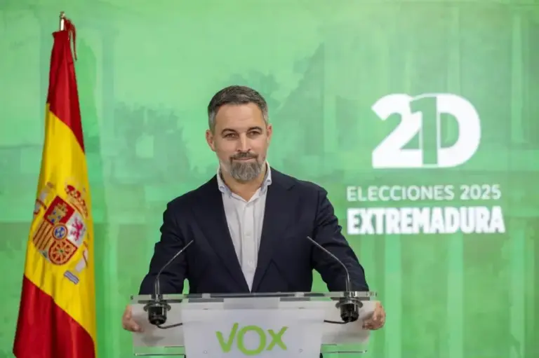 FOTOGRAFÍA. MADRID (REINO DE ESPAÑA), 22 DE DICIEMBRE DE 2025. Noche electoral Elecciones Extremadura 21D (domingo 21 de diciembre de 2025). El presidente de VOX y de Patriots of Europe, Santiago Abascal Conde, ha valorado este domingo desde la sede nacional de la formación los resultados de las elecciones autonómicas de Extremadura, en las que VOX ha obtenido 11 escaños y se ha convertido en la primera fuerza en municipios como Garvín, Valdehúncar, Talayuela, Pueblonuevo de Miramontes, Ladrillar y Fresnedoso de Ibor. Además de segunda fuerza en la ciudad de Badajoz. Lasvocesdelpueblo (Ñ Pueblo)