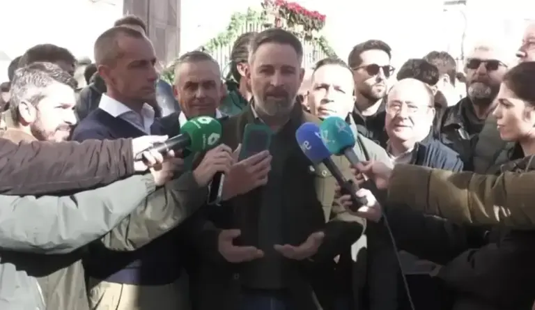 FOTOGRAFÍA. JEREZ DE LOS CABALLEROS (BADAJOZ) EXTREMADURA (REINO DE ESPAÑA), 03 DE DICIEMBRE DE 2025. Precampaña Elecciones Extremadura 21D. El presidente de Patriots of Europe y de VOX, Santiago Abascal Conde (c); registrado este mediodía en Jerez de los Caballeros (Badajoz) durante una rueda de prensa sobre la actualidad política, junto al candidato de VOX a la presidencia de la Junta de Extremadura, Óscar Fernández Calle (d); y el cabeza de lista por Badajoz a la Asamblea de Extremadura y actual senador por Extremadura al Senado, Ángel Pelayo Gordillo (i). Lasvocesdelpueblo (Ñ Pueblo)